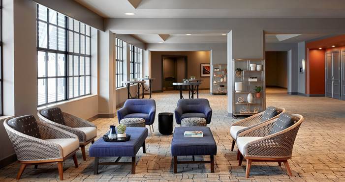 A living room filled with furniture and a large window

Description automatically generated